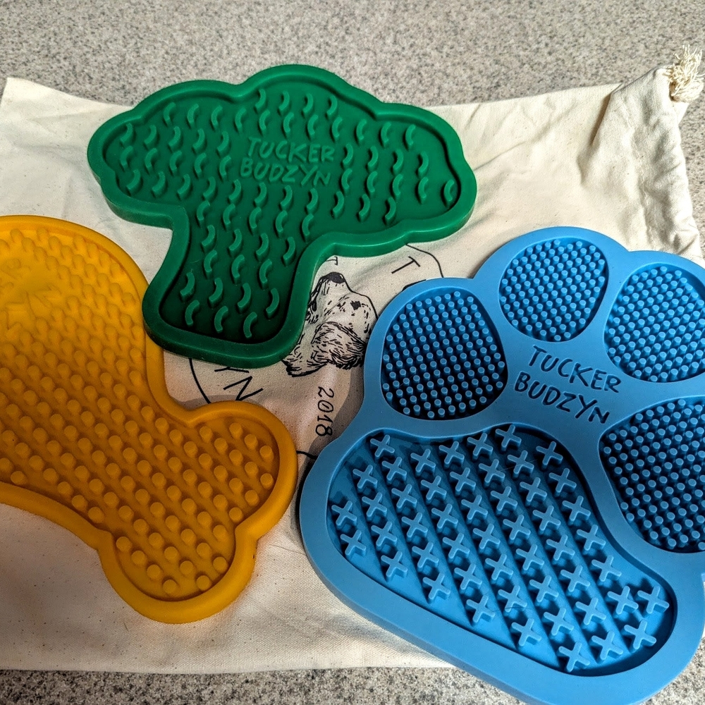 NEW NEVER USED TUCKER BUDZYN DOG LICK MATS (3 IN A BUNDLE) WITH CANVAS BAG